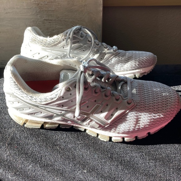 Running Shoes - Picture 2 of 4